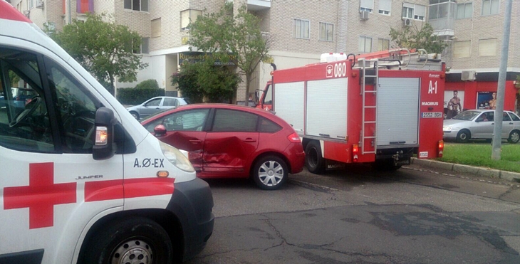 Accidente de tráfico en el cruce de la Avenida José María Alcaraz y Alenda (Badajoz)