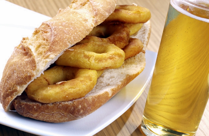 Los calamares y la cerveza, el aperitivo favorito de los españoles en verano