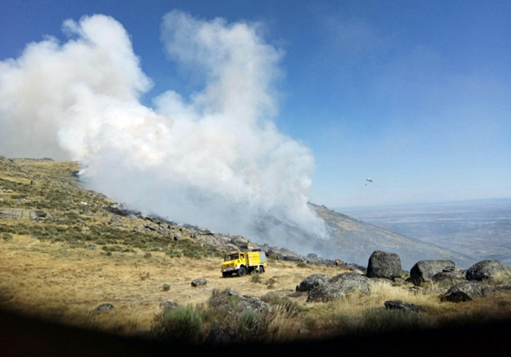 Continúa activo el incendio entre Acebo y San Martín (Cáceres)