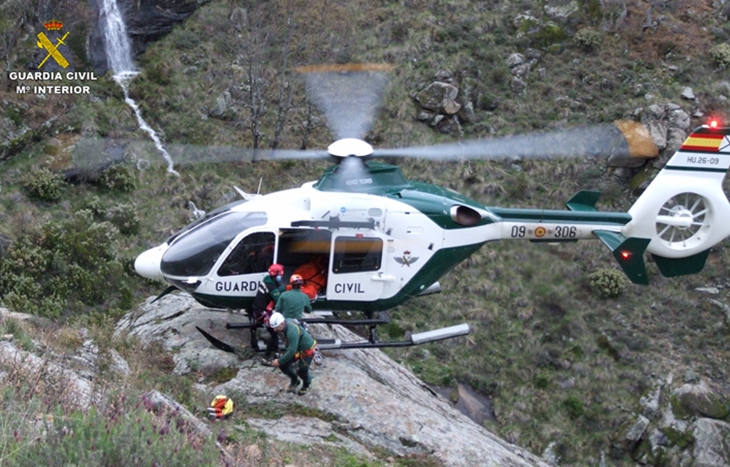 La Guardia Civil rescata a un guía de montaña herido en un paraje natural de Jerte