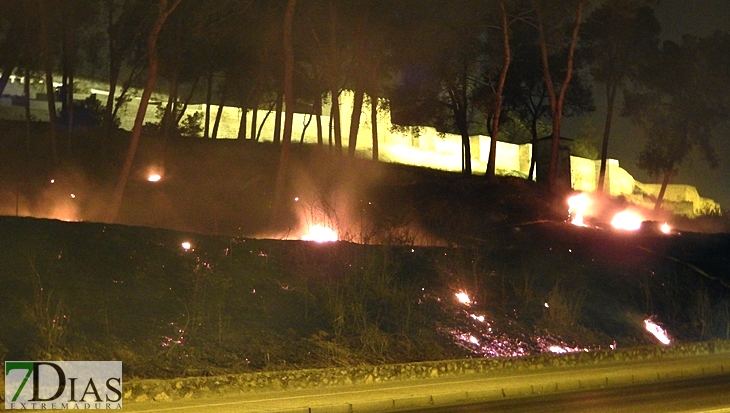 Así ardían anoche las laderas de la Alcazaba de Badajoz