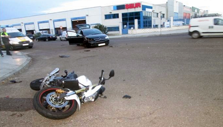 Herido en un accidente entre una motocicleta y un turismo en Badajoz