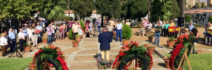 El PSOE homenajea a las víctimas del franquismo en el cementerio viejo de Badajoz