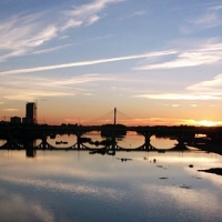 Los pacenses continúan disfrutando de los atardeceres en el Guadiana