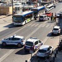 Un turismo se empotra contra dos paradas de autobús en Marsella