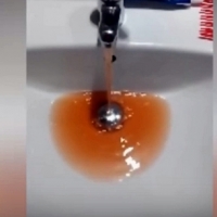 Quejas de los vecinos de San Vicente de Alcántara debido al estado de su agua