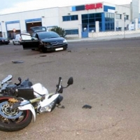 Herido en un accidente entre una motocicleta y un turismo en Badajoz