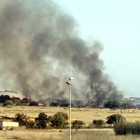 Los bomberos intentan apagar un incendio en la carretera de Olivenza