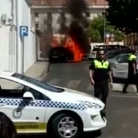 Sale ardiendo un vehículo en Almendralejo