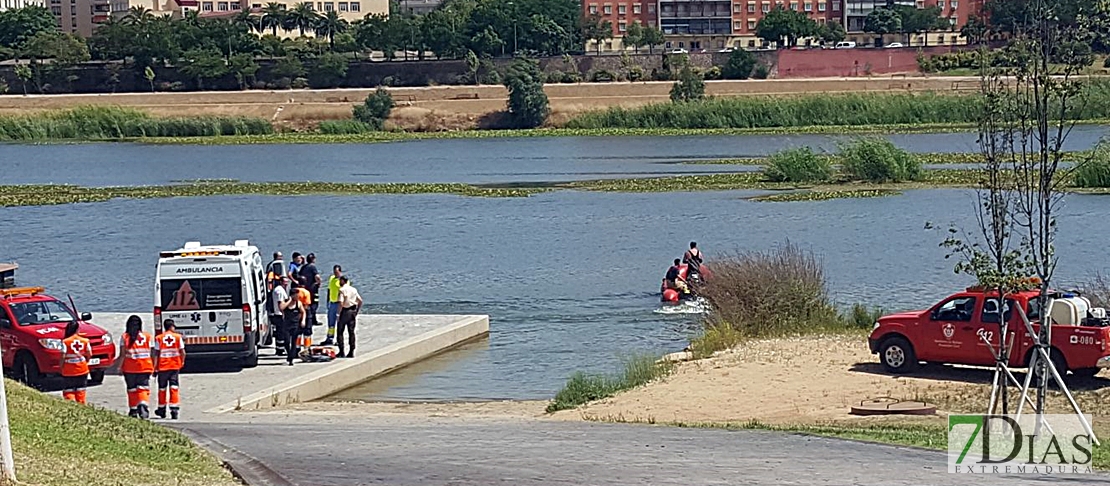 Una chica Joven se tira al río Guadiana desde el Puente de la Universidad