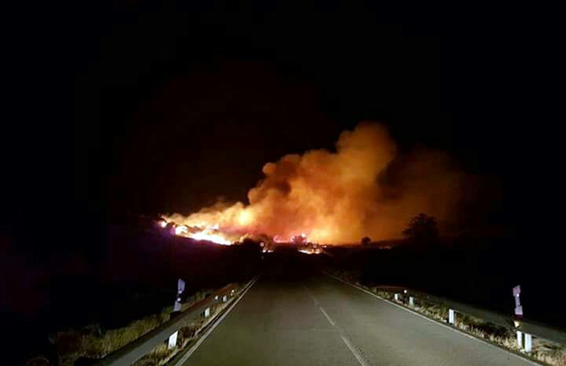 Bomberos de Infoex se emplean a fondo para evitar una nueva catástrofe en Sierra de Gata