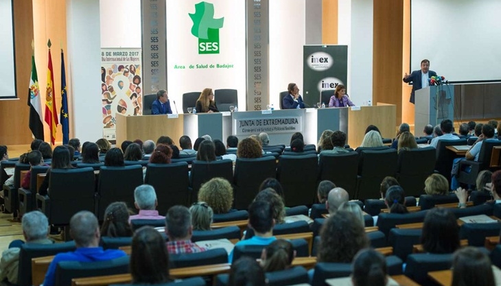 Vara: "Es necesario abordar la violencia de género entre los más mayores"