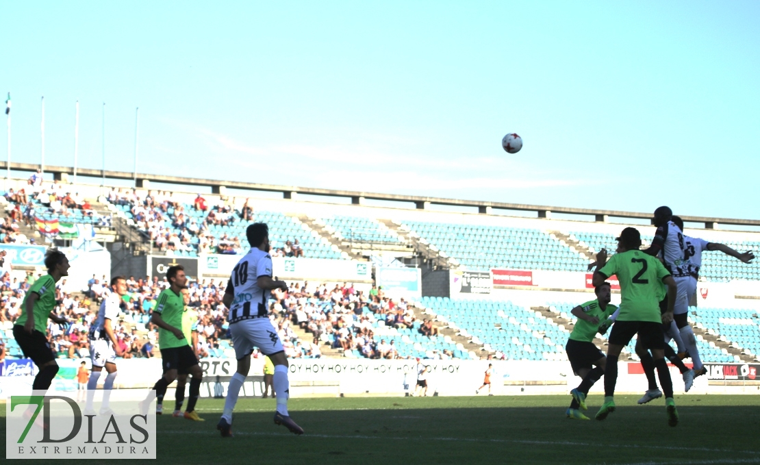 Imágenes del partido entre el Cd Badajoz y el Recreativo de Huelva