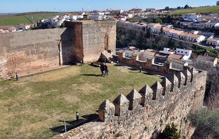 La restauración de la muralla de Cáceres, más cerca