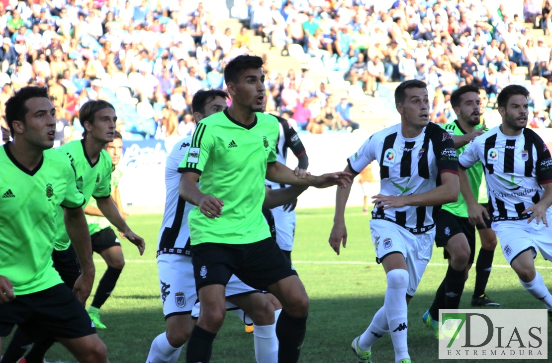 Imágenes del partido entre el Cd Badajoz y el Recreativo de Huelva