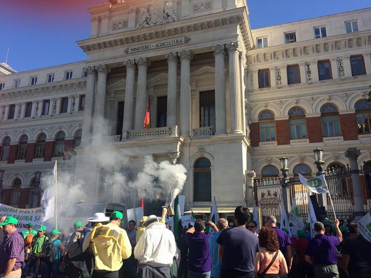 200 ganaderos extremeños se manifiestan ante el Ministerio de Agricultura