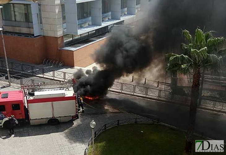 Un vehículo sale ardiendo en la calle Almendralejo de Mérida