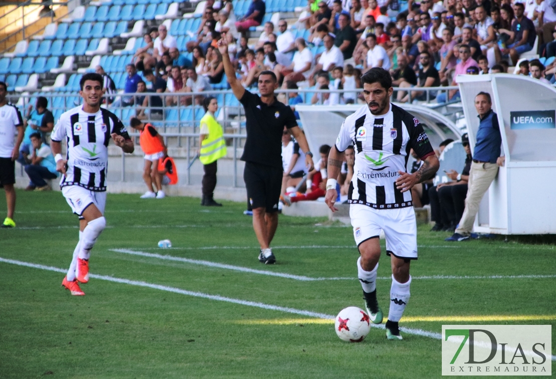 Imágenes del partido entre el Cd Badajoz y el Recreativo de Huelva