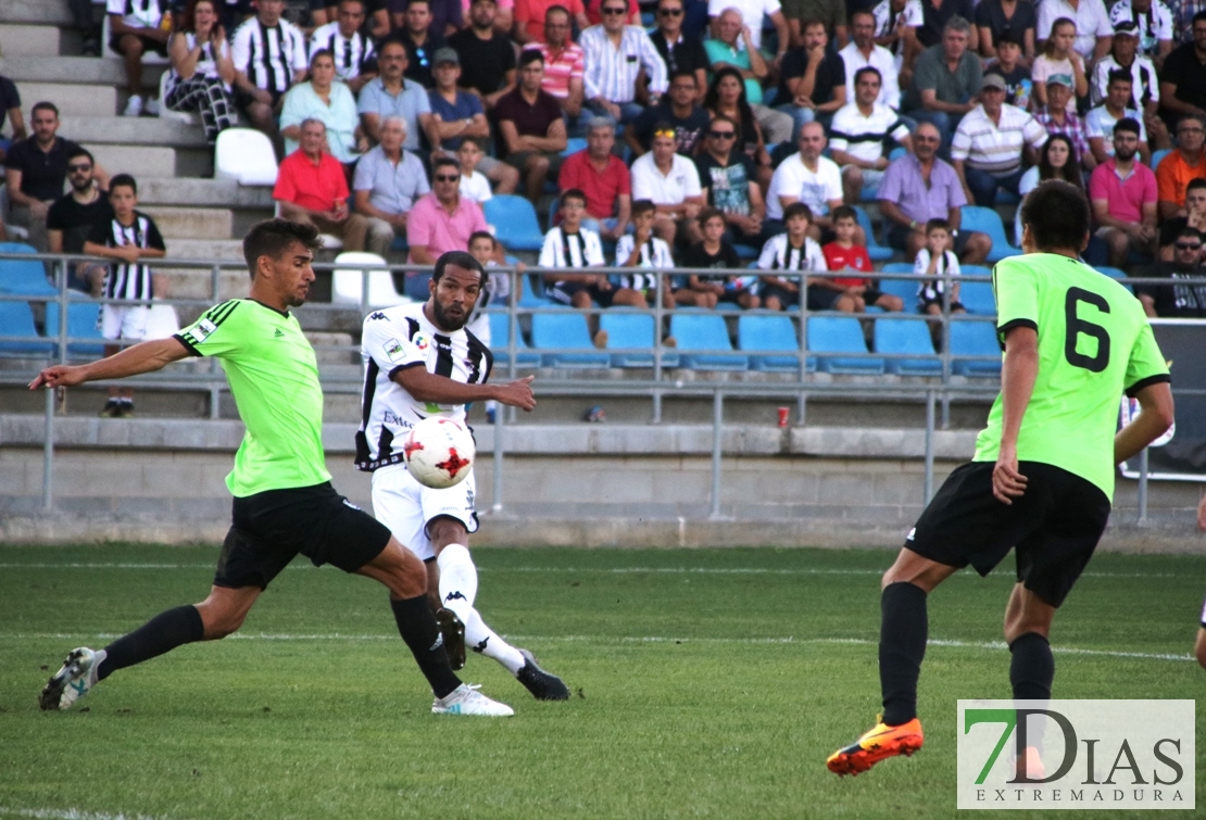 Imágenes del partido entre el Cd Badajoz y el Recreativo de Huelva