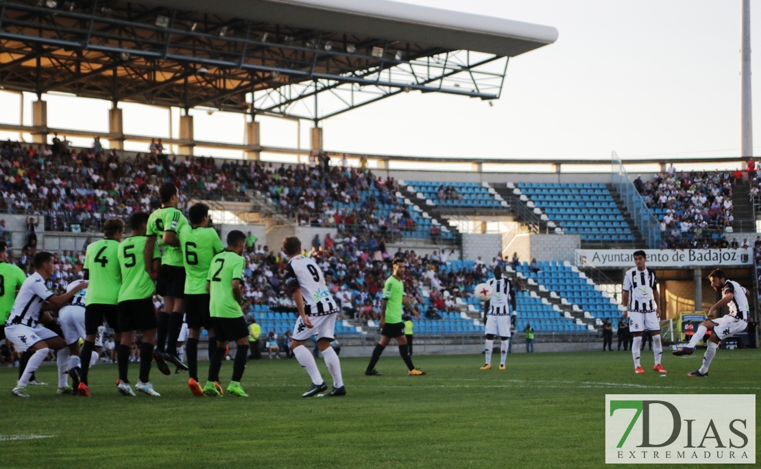 Imágenes del partido entre el Cd Badajoz y el Recreativo de Huelva