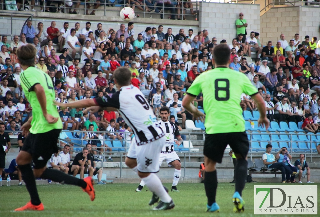 Imágenes del partido entre el Cd Badajoz y el Recreativo de Huelva