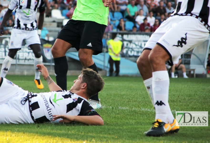 Imágenes del partido entre el Cd Badajoz y el Recreativo de Huelva