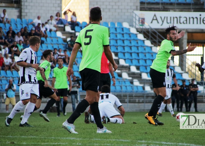 Imágenes del partido entre el Cd Badajoz y el Recreativo de Huelva