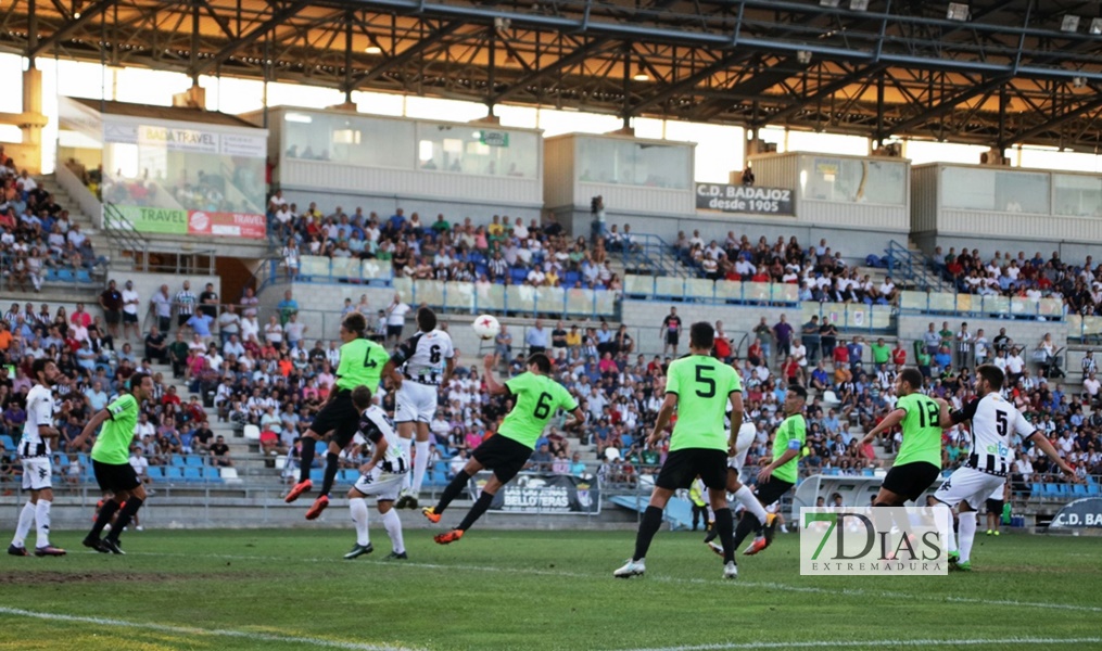 Imágenes del partido entre el Cd Badajoz y el Recreativo de Huelva