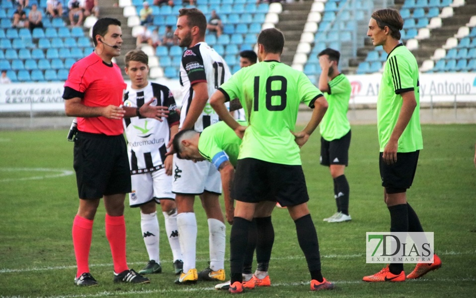 Imágenes del partido entre el Cd Badajoz y el Recreativo de Huelva