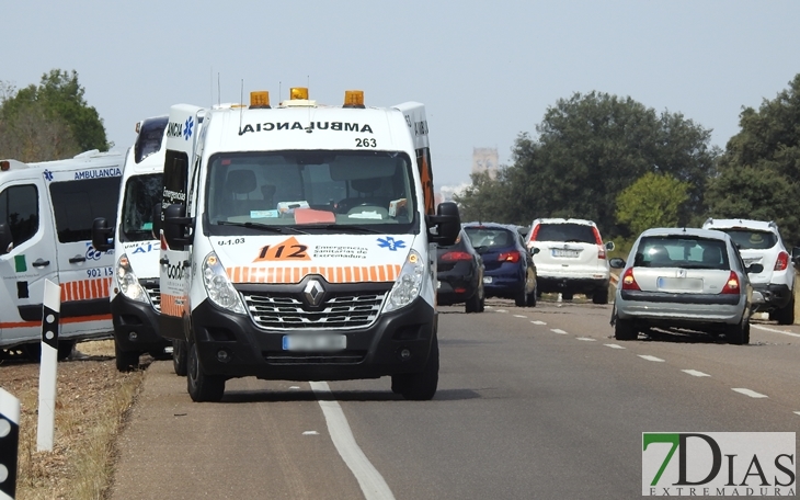 Accidente múltiple en la salida a la carretera de Sevilla desde Badajoz