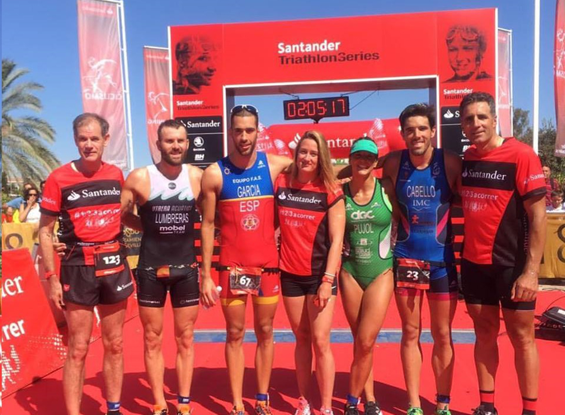 El extremeño Álvaro García gana el Triatlón Puerto de Sevilla