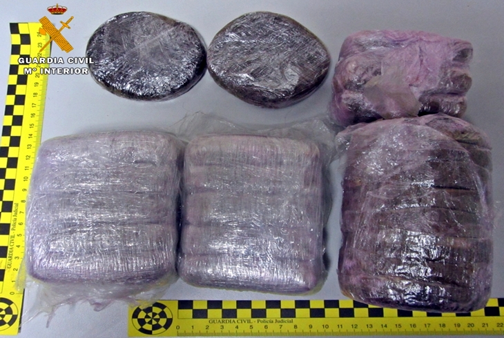 Dos detenidos mientras transportaban más de 2 kilos de droga