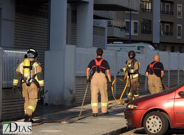 Incendio en una vivienda en la barriada de la Paz (Badajoz)