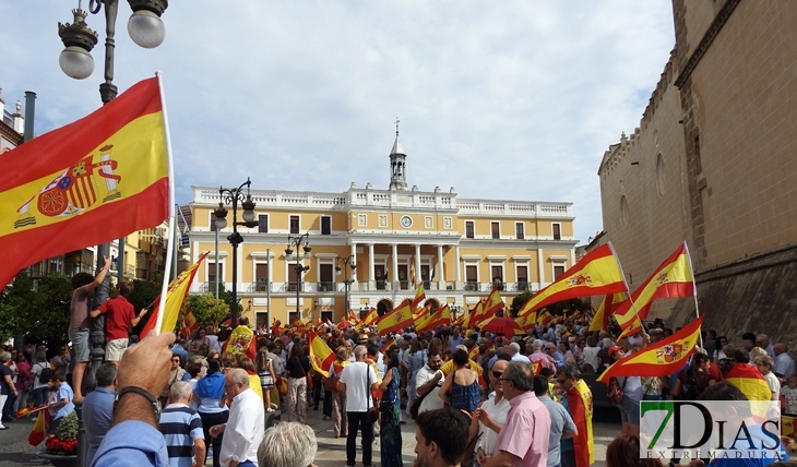 Más de un centenar de personas unidas por la unidad de España en Badajoz