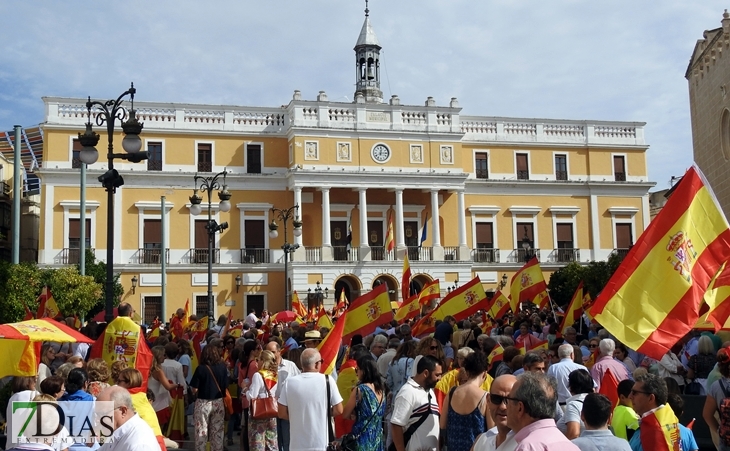 Más de un centenar de personas unidas por la unidad de España en Badajoz