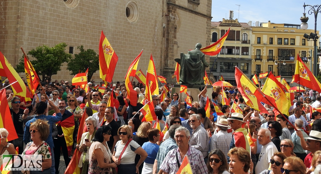 Más de un centenar de personas unidas por la unidad de España en Badajoz