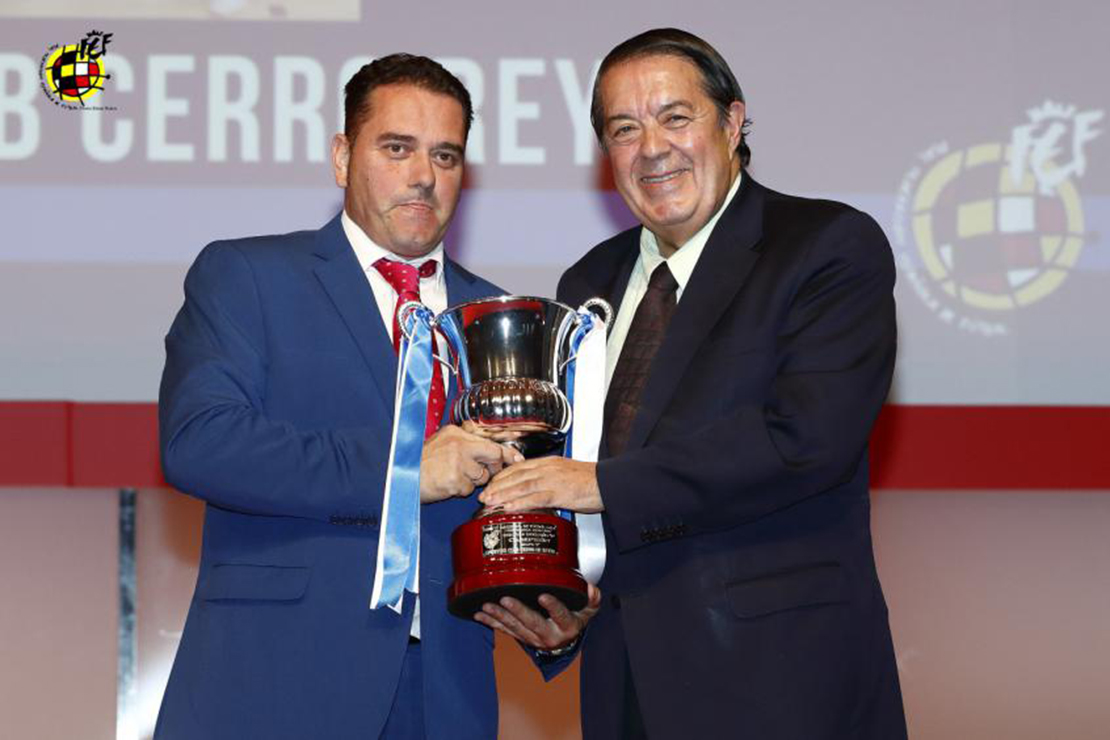 La Liga Nacional de Futbol Sala premia al Cerro de Reyes por la temporada pasada