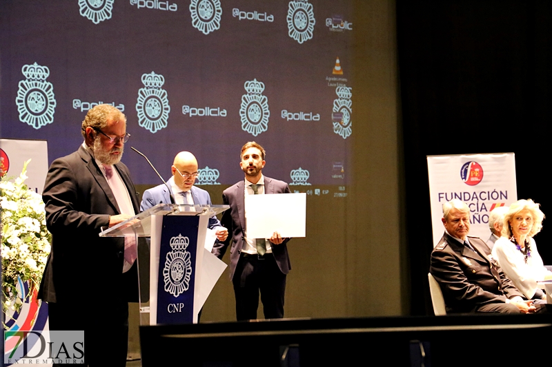 Zoido asiste a la entrega de premios Fundación Policía Española en Badajoz