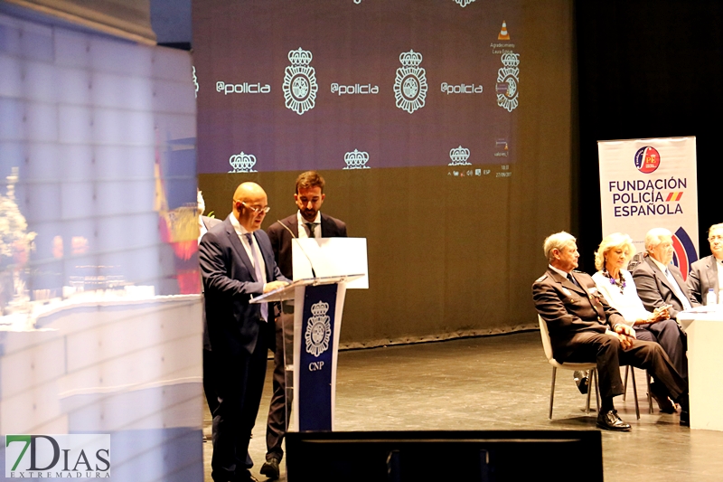 Zoido asiste a la entrega de premios Fundación Policía Española en Badajoz