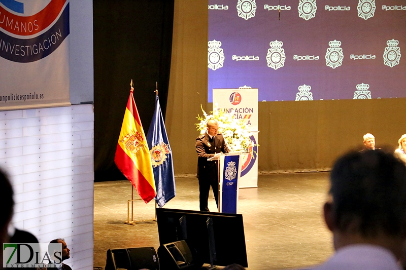 Zoido asiste a la entrega de premios Fundación Policía Española en Badajoz