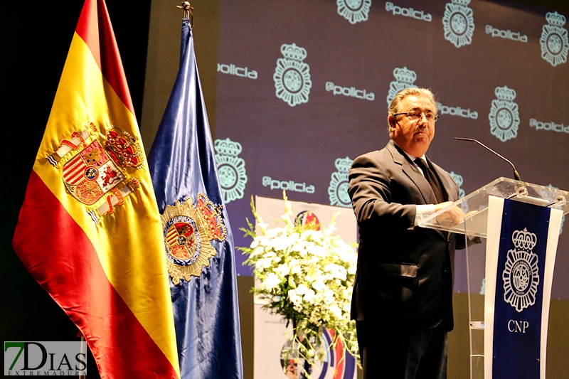 Zoido asiste a la entrega de premios Fundación Policía Española en Badajoz