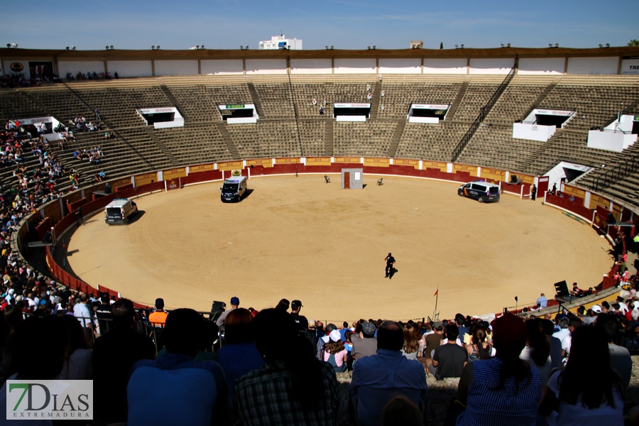 Exhibición de la Policía Nacional en la Plaza de Toros de Badajoz