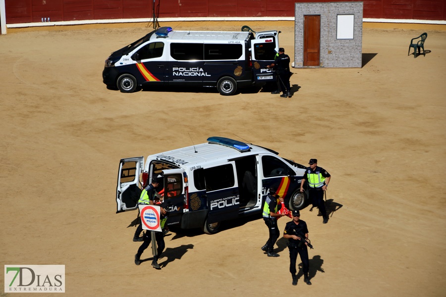 Exhibición de la Policía Nacional en la Plaza de Toros de Badajoz