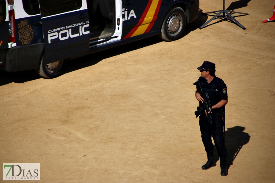 Exhibición de la Policía Nacional en la Plaza de Toros de Badajoz