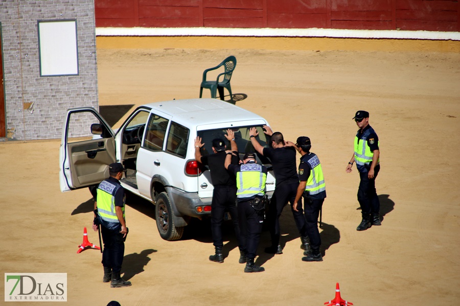 Exhibición de la Policía Nacional en la Plaza de Toros de Badajoz