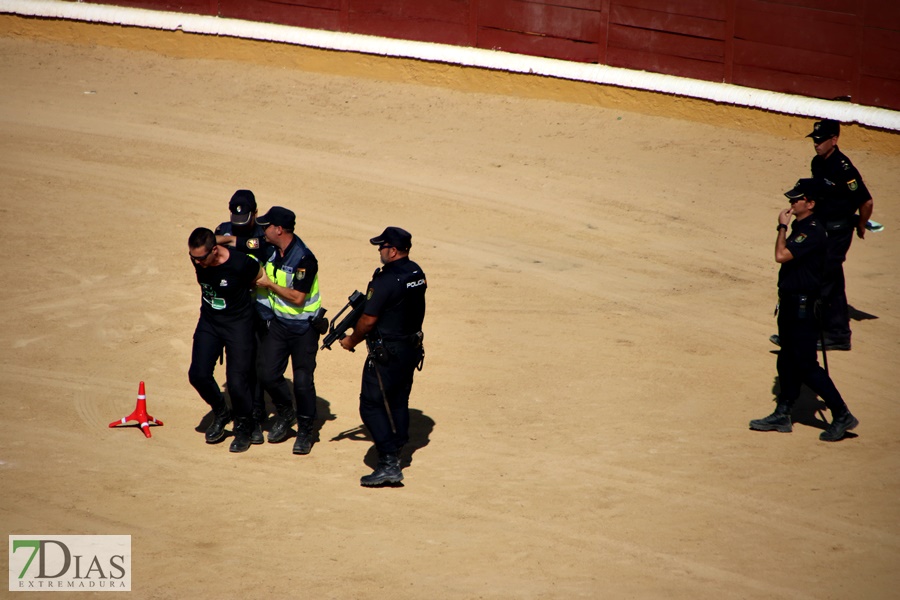 Exhibición de la Policía Nacional en la Plaza de Toros de Badajoz