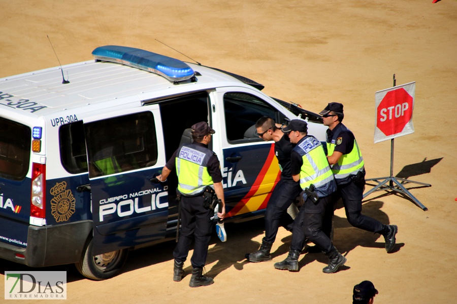 Exhibición de la Policía Nacional en la Plaza de Toros de Badajoz