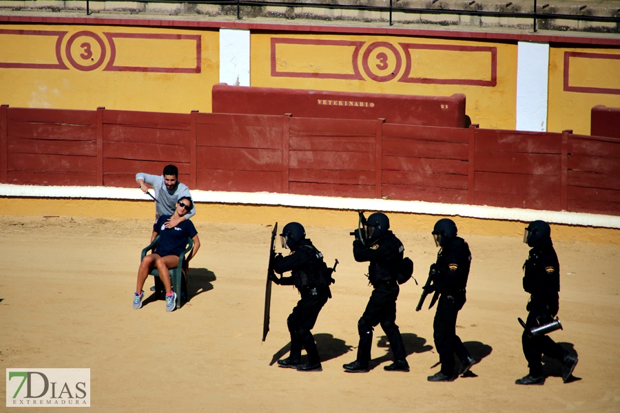 Exhibición de la Policía Nacional en la Plaza de Toros de Badajoz