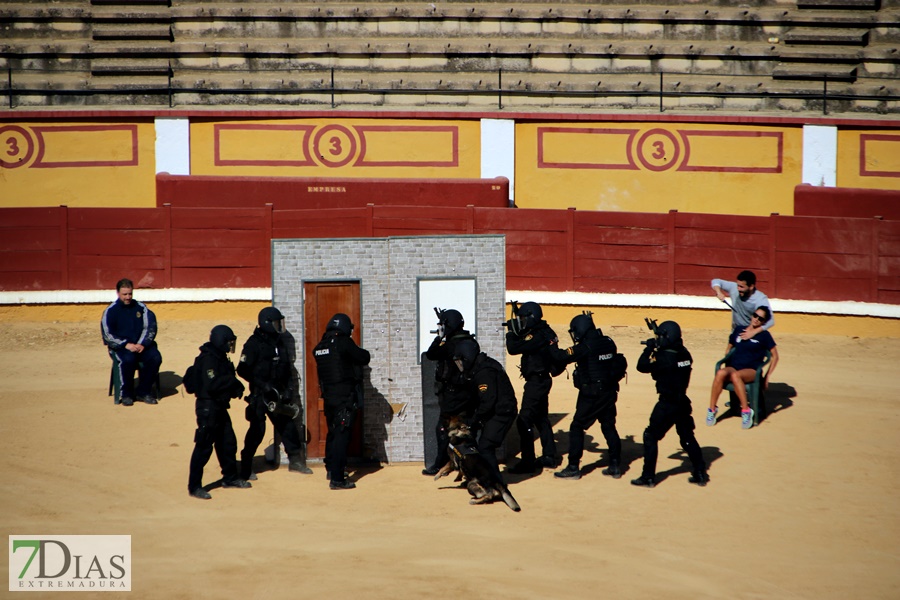 Exhibición de la Policía Nacional en la Plaza de Toros de Badajoz