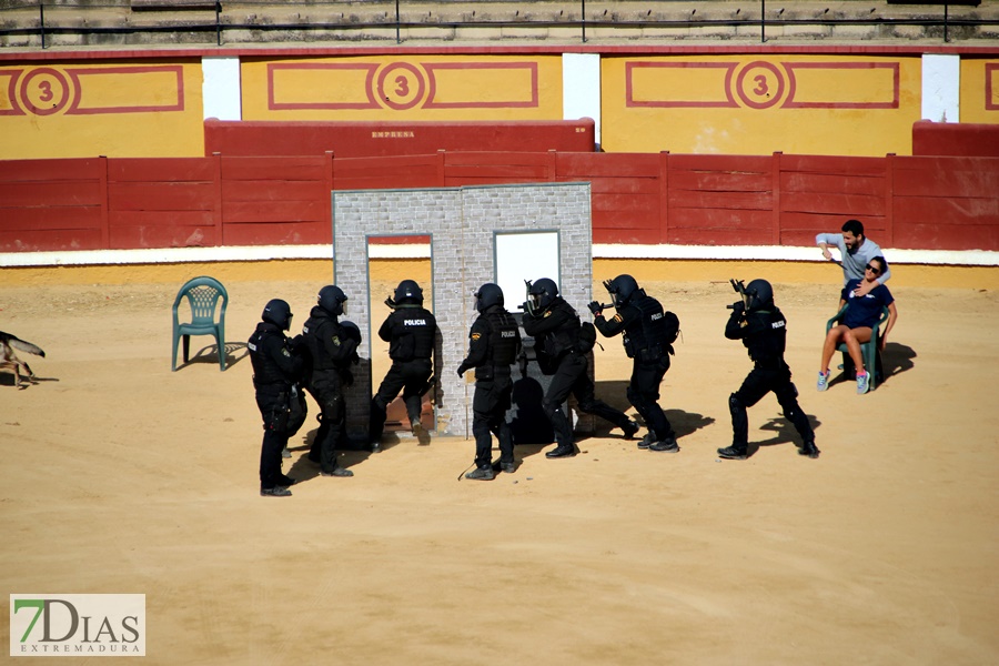 Exhibición de la Policía Nacional en la Plaza de Toros de Badajoz